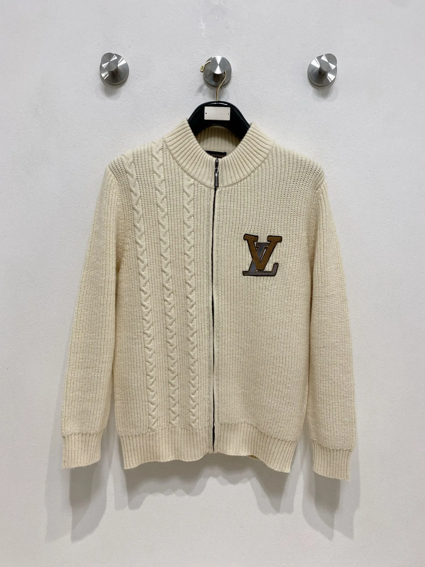 🅿️540 LV autumn and winter classic cardigan sweater, in full condition! ! ! Wool blended fabric, the latest model in 2025, golden ratio! ! Slim-fitting soft gold, versatile and practical item, the combination and practicality are extremely powerful, simple and elegant, and classy! To create your own style, it is highly recommended to buy it in two colors. The standard slim fit tailoring process is suitable for both young and old men. It is knitted from wool and will not cause any discomfort! While keeping warm, it is stylish, textured and wearable, and the classic logo with contrasting colors on the chest feels in place! ! Recommended for regular customers! ! Size M-3XL (maximum wear: 190 pounds)